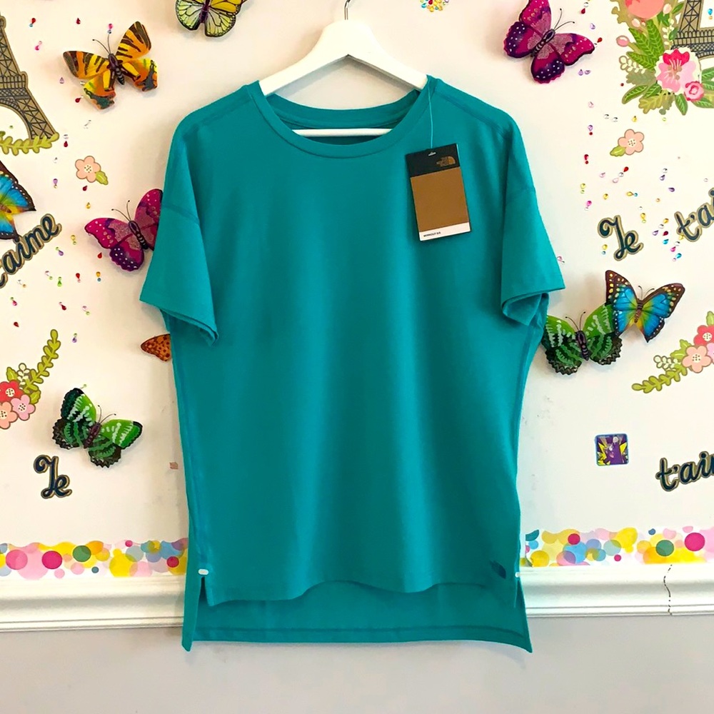 ❣️THE NORTH FACE❣️Standard fit flash dry workout tops🌺🌺❣️❤️❤️🌸💖
